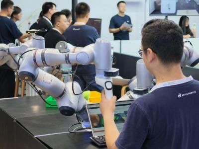 思灵机器人 Agile Robots亮相WAIC 2026：具身智能独角兽展示物理AI全栈实力