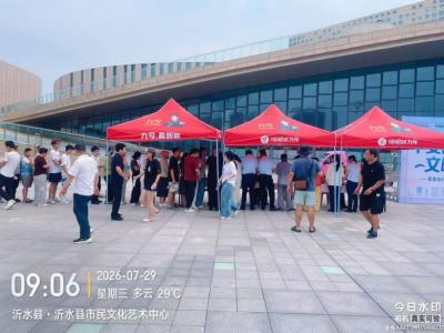 交警讲安全、群众领头盔 九号电动车助力山东临沂“文明出行”公益宣传活动