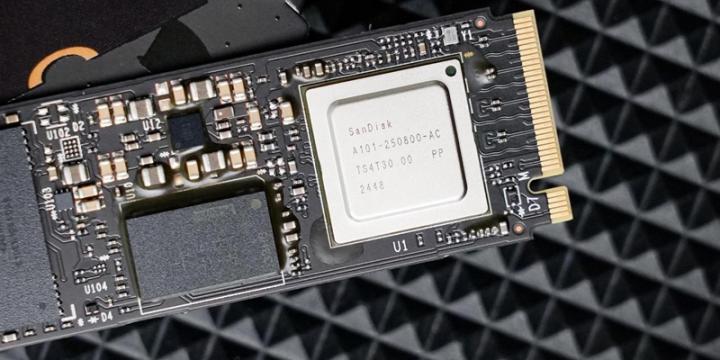 闪迪 WD_BLACK SN8100固态硬盘最新评测 最快“黑盘”再刷PCIe5.0新记录
