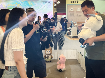 外国友人惊呼的中国智造！上海老博会现场：心忆康康凭“灵动双眸”萌翻全场